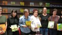 Za pozno poletno knjižno bero so poskrbele (z leve) ilustratorki 
Maša Kozjek in Polona Lovšin,  Alenka Župančič (pranečakinja Vere 
Albreht), avtorica pesmi Barbara Menart Senica, pisateljica Gaja 
Kos ter ilustratorki Ana Zavadlav in Maja Kastelic. 