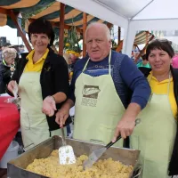 Na svetovnem festivalu pojedli več tisoč porcij praženega krompirja