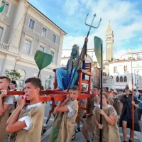 Neptun krstil 45 novincev