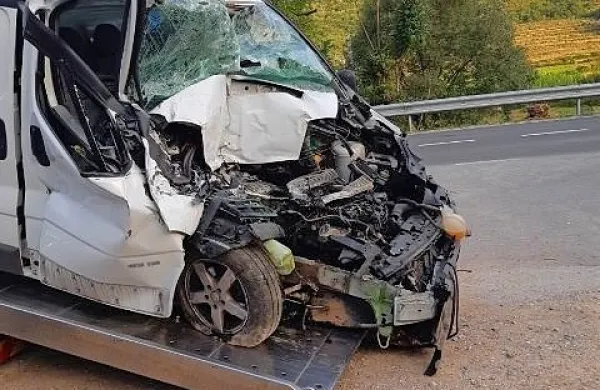 Pijan zapeljal s ceste in trčil v parkirano prikolico tovornjaka