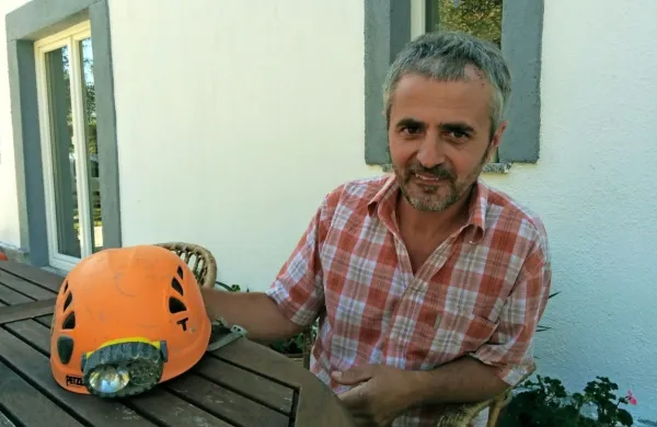 Čelada je ostala cela, lobanja žal ne