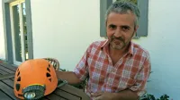 Čelada je ostala cela, lobanja žal ne