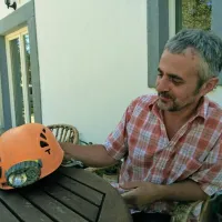 Božu Remškarju je društvena čelada v jami Preporod rešila 
življenje in pri tem ostala cela.