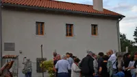 Na rojstni hiši na  etnologa in akademika odslej opominja tudi 
spominska plošča.

 