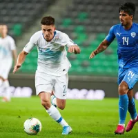 Benjamin Verbič (v belem dresu) je dosegel vodilni zadetek za 
Slovenijo. 