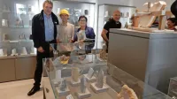 Bogato zbirko v galeriji kamna Gabrijela Jerama (v sredini) sta si z veseljem ogledala tudi   župan 
David Škabar (levo) in predsednica KS  Štorje Ivica Podgoršek. Občina je za galerijo prispevala 
prostor, krajevna skupnost pa je poskrbela za  njeno ureditev in opremo.  