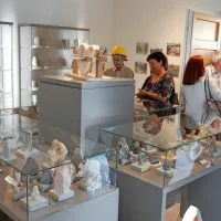 Že prvi dan si je galerijo ogledala množica obiskovalcev, med njimi 
tudi Marica Tavčar iz Kamnoseštva Tavčar v Povirju. 