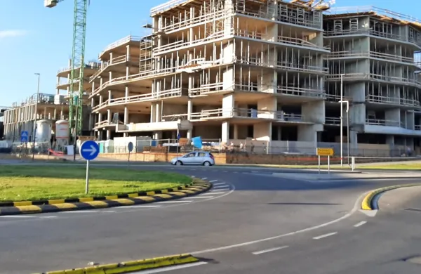 Na glavnem krožišču pri koprski tržnici se bodo jutri  lotili 
gradbenih del, ki so priprava na vgradnjo induktivnih zank in 
druge opreme za štetje prometa.