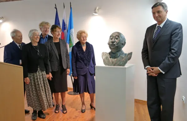 Kip Antona Nanuta, ki ga je izdelal  Metod Frlic (v sredini)  je 
slovesno odkril predsednik Borut Pahor, Nanutovo življenje in 
delo je predstavil Henrik Neubauer (levo),  poklona svojcu pa so se 
razveselile (z leve) Nanutovi sestri Kazimira in Dominka ter  vdova 
Milojka.  