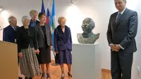 Kip Antona Nanuta, ki ga je izdelal  Metod Frlic (v sredini)  je 
slovesno odkril predsednik Borut Pahor, Nanutovo življenje in 
delo je predstavil Henrik Neubauer (levo),  poklona svojcu pa so se 
razveselile (z leve) Nanutovi sestri Kazimira in Dominka ter  vdova 
Milojka.  