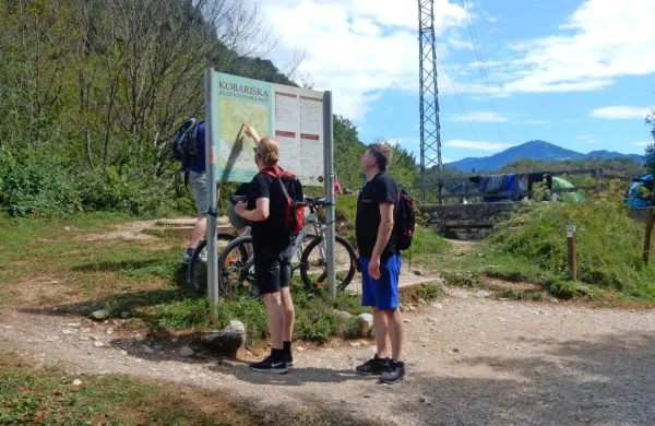 Kobariška zgodovinska pot  ponuja zgodovinske atrakcije in razglede na Sočo.   