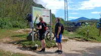 Kobariška zgodovinska pot  ponuja zgodovinske atrakcije in razglede na Sočo.   