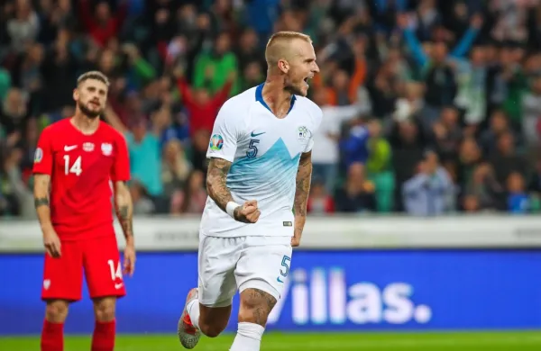 Aljaž Struna (v belem dresu) se je proti Poljski razveselil zmage in 
prvega reprezentančnega zadetka. 