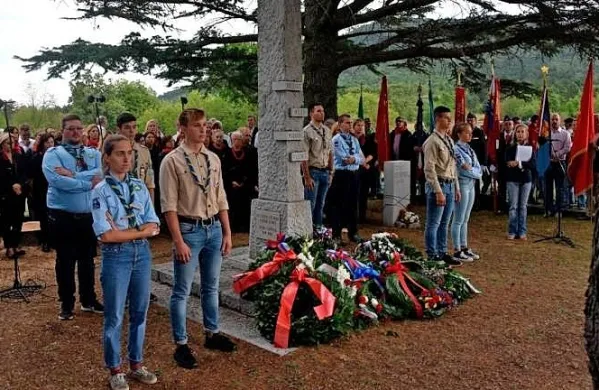 Zaradi slabih vremenskih napovedi je bil spored tokratne spominske svečanosti okrnjen, kljub temu pa se je ob spomeniku 
zbrala mala množica in prisluhnila zgodovinarju Marcellu Floresu 
ter kulturnici in članici Odbora za proslavo Kostanci Mikulus.
