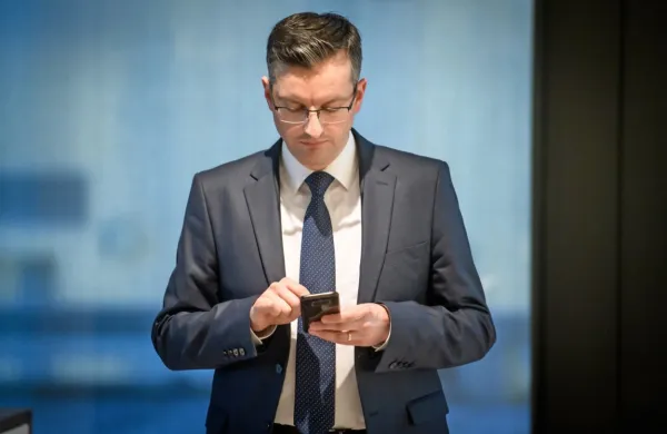 Po anketi, ki jo je za Delo izvedla agencija Mediana, je premier 
Marjan Šarec na barometru priljubljenosti politikov na drugem 
mestu, njegova LMŠ pa ohranja primat med strankami.  