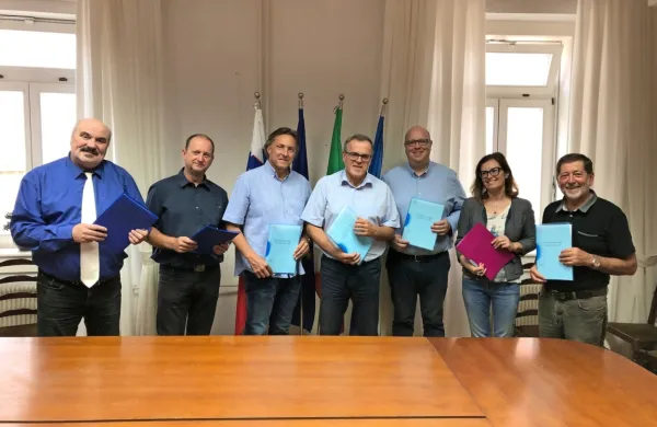 V Izoli so v ponedeljek klubi članov občinskega sveta Občine Izola 
ob podpori Italijanske samoupravne narodne skupnosti podpisali 
koalicijsko pogodbo za mandat 2018-2022. Z leve: Bogdan Gerk 
(IJN), Enzo Scotto di Minico (it. skupnost), Evgenij Komljanec 
(PNI), župan Danilo Markočič, Aleksej Skok (SD), Agnese Babič (it. 
skupnost) in Vlado Marić (Desus). 
