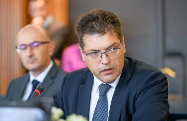 Novoizvoljena predsednica Evropske komisije Ursula von der 
Leyen je slovenskemu komisarskemu kandidatu Janezu Lenarčiču 
zaupala resor za krizno upravljanje.