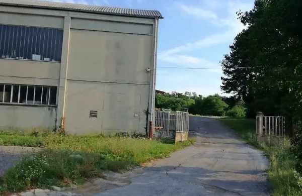 Na fotografiji desno je območje z vrtačo, ki  jo želi Krasoprema v 
likvidaciji zasuti.     