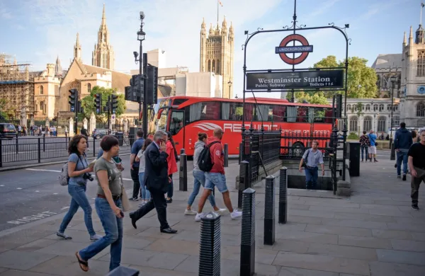 Britanski parlament je zgodaj zjutraj zavrnil zahtevo premierja 
Borisa Johnsona za razpis predčasnih volitev 15. oktobra, ki je 
potrebovala dvotretjinsko večino oziroma 434 glasov. 