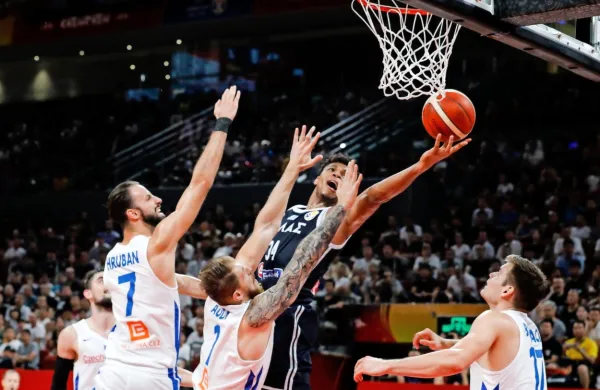 Član NBA moštva Milwaukee Bucks in grške reprezentance  Giannis Antetokounmpo v dvoboju s Čehi.