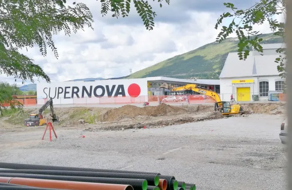 Izkopano jamo sredi peščene površine ob centru Supernova bodo 
prekrile dodatne prodajalne. 