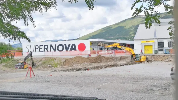 Izkopano jamo sredi peščene površine ob centru Supernova bodo 
prekrile dodatne prodajalne. 