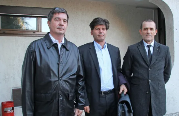 Robert Časar, odvetnik Danijel Planinšec in Nenad Vujinović (z 
leve) ob izreku sodbe lansko jesen.  Časar je na sodišče takrat 
prišel iz zapora, sodbo višjih sodnikov pa je  dobil domov.