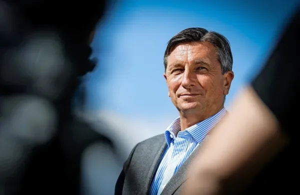 Zaradi izjave, da Turčija in Ukrajina ne moreta računati na 
polnopravno članstvo v Evropski uniji,  skupina  intelektualcev v 
pismu predsednika Boruta Pahorja poziva k odstopu.