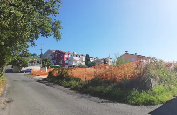 Pod cesto Pot na Brido so komunalni priključki, na katere bi radi 
priključili območje Dolgih njiv. 
