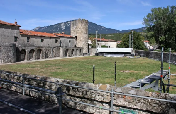 Prizorišče v grajskem vrtu bo lahko z dodatnimi tribunami sprejelo 
do 4000 obiskovalcev.