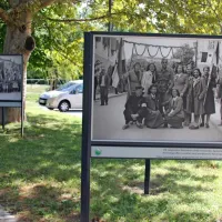 Ob grajskem obzidju  je na ogled izbor fotografij iz opusa fotografa 
Edija Šelhausa s prikazi množičnih zborovanj v povojnem času.  
Originalne fotografije hrani Muzej novejše zgodovine Slovenije.