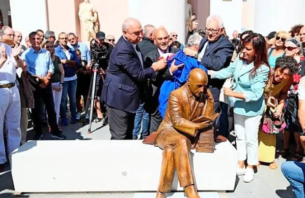 Danes so v Trstu slavnostno odkrili spomenik pesniku Gabrieleju 
D’Annunziu.