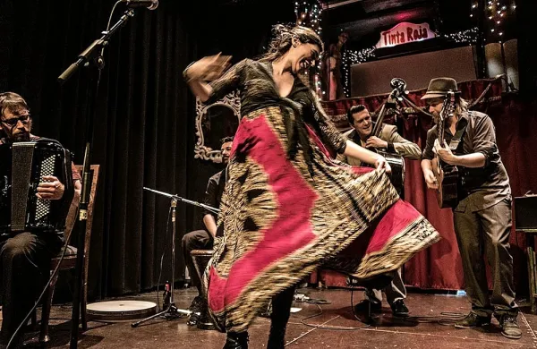 Barcelonski ciganski balkanski orkester je z vseh vetrov.