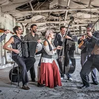 Barcelonski ciganski balkanski orkester je z vseh vetrov.