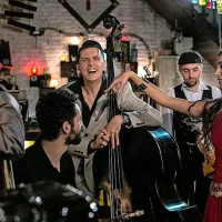Barcelonski ciganski balkanski orkester je z vseh vetrov.