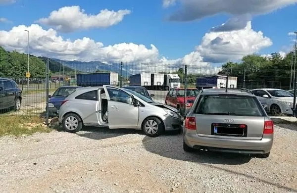 Voznica corse se je umikala vozniku (ali voznici), ki ji je izsilil 
prednost in trčila v parkirano vozilo.