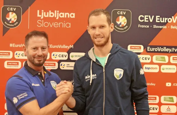 Slovenijo sta na predstavitvi skupine C zastopala selektor Alberto 
Giuliani (levo) in kapetan Tine Urnaut.