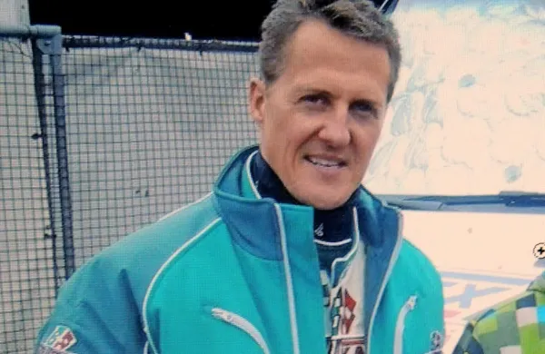 Michael Schumacher, sedemkratni svetovni prvak v formuli 1, ki si 
je pred skoraj šestimi leti usodno poškodoval glavo na smučanju 
v Franciji, je bil po poročanju francoskega časnika Le Parisien med 
zdravljenjem v pariški bolnišnici Georges Pompidou pri zavesti.