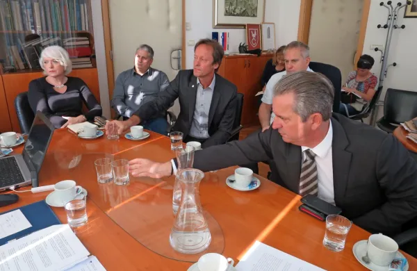 Na posvetu o izboljšanju prometne dostopnosti Cerknega so 
gospodarstveniki (Robert Vuga desno, Andrej Grah v sredini in 
Manuela Božič Badalič levo), jasno povedali, da varna cesta 
pomeni preživetje kraja.
