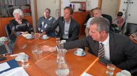 Na posvetu o izboljšanju prometne dostopnosti Cerknega so 
gospodarstveniki (Robert Vuga desno, Andrej Grah v sredini in 
Manuela Božič Badalič levo), jasno povedali, da varna cesta 
pomeni preživetje kraja.