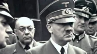 V ospredju Adolf Hitler, za njim levo njegova “ senca”, Theodor 
Morell