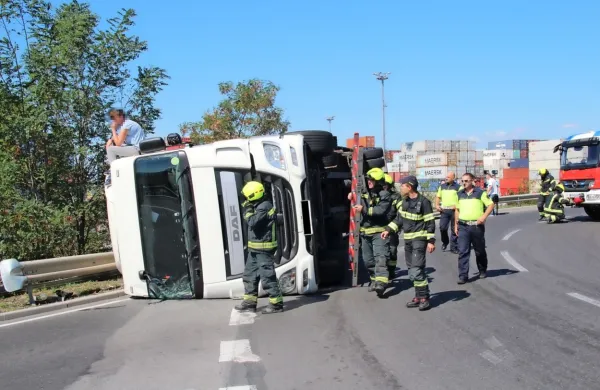 Voznica prevrnila tovornjak
