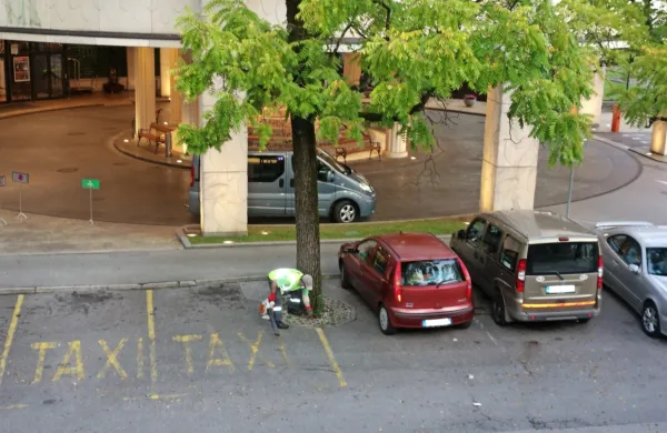 Hrup puhalnika za pometanje ulic zgodaj zjutraj para živce 
nekaterim stanujočim v bližini Hotela park.     
