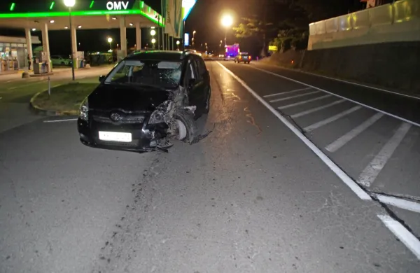 Tržačan je na zaporni površini s   toyoto trčil v 18-letnega domačina, avto pa nato ustavil 120 metrov od mesta trka.