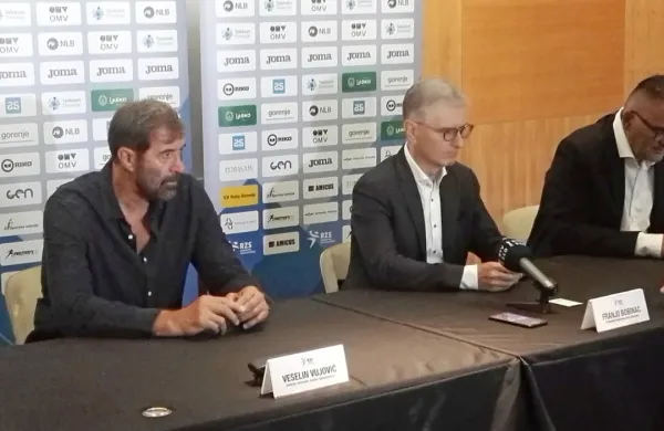“Naša velika želja je, da si vnovič izborimo nastop na olimpijskih 
igrah v Tokiu 2020. Ravno zaradi tega je pred nami velika 
mobilizacija vodstva zveze, stroke in igralskega kadra,” je na 
današnji novinarski konferenci  dejal Bobinac (v sredini).
