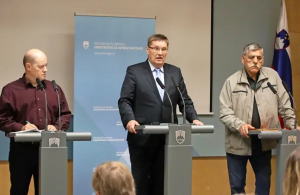 Svet za civilni nadzor nad projektom gradnje drugega železniškega 
tira med Divačo in Koprom je tudi v drugem poročilu kritičen do 
vodenja projekta. Z leve: Damir Josipovič, Jadran Bajec in Emil 
Milan Pintar.