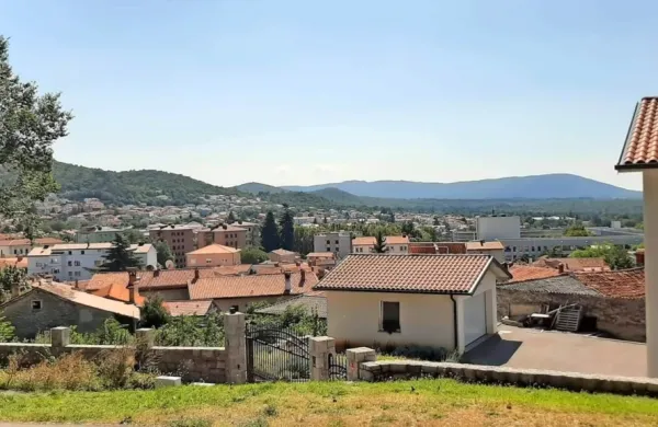 V Sežani pridejo mladi vse težje do svoje strehe nad glavo. Novih 
stanovanj skoraj ni, povpraševanje in cene pa dvigujejo tudi 
italijanski državljani, saj so cene v Italiji še višje.