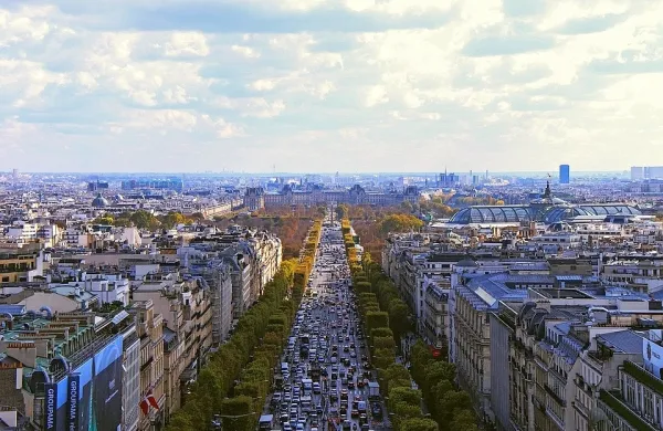 Stavka zaposlenih na podzemni železnici je ohromila Pariz. Mnogi 
so  poskusili z avtomobilom, kar je povzročilo dvakrat večjo 
jutranjo gnečo od običajne. Fotografija je simbolična.