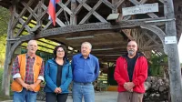 Glavne sile Turističnega društva Podgura (z leve): predsednik 
Vojko Bauman, podpredsednica Mateja Simčič, gospodar kozolca 
Janez Čekada in prvi predsednik Stane Vidmar.