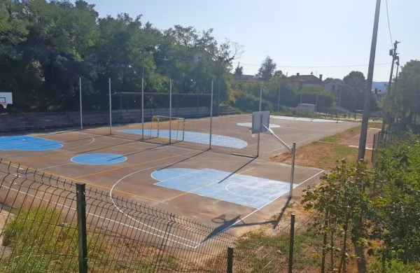 Uredili so površino igrišča,  postavili zaščitne  mreže,  namestili 
nove koše, obnovili nadstrešnico nad tribunami, ogradili igrišče 
ter uredili plato za fitnes na prostem.